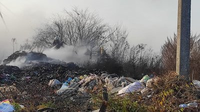 У Тлумачі на Франківщині горить сміттєзвалище У Тлумачі на Франківщині горить сміттєзвалище