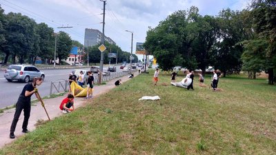 Робота оплачується. У Кропивницькому молодь прибирає місто