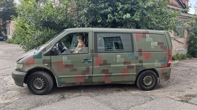 Гроші на запчастини збирали благодійники: волонтери з Полтави передали воїнам відремонтовану автівку