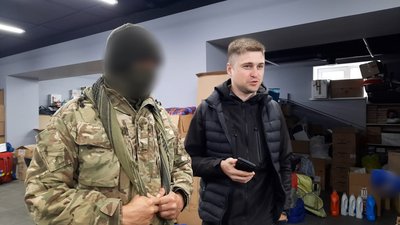 Британець Тейлор разом з волонтером Віталієм Підгайчуком Британець Тейлор разом з волонтером Віталієм Підгайчуком