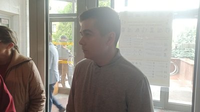 Справа житомирського волонтера Артура Волинця: через повітряну тривогу суд переніс засідання Справа житомирського волонтера Артура Волинця: через повітряну тривогу суд переніс засідання