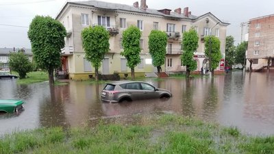 Негода у Червонограді: надзвичайники буксирують автомобілі із затоплених вулиць Негода у Червонограді: надзвичайники буксирують автомобілі із затоплених вулиць