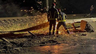 На черкаській дамбі перекинулась вантажівка з молоком. Водій у лікарні На черкаській дамбі перекинулась вантажівка з молоком. Водій у лікарні