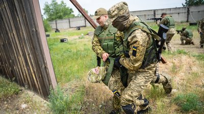 У Дніпрі бійці тероборони пройшли вишкіл: удосконалювали стрільбу та медичну підготовку