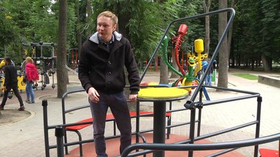Реабілітолог Андрій Маремуха каже, що гойдалки для візочників необхідно обладнати гумовим покриттям. Фото: Суспільне Реабілітолог Андрій Маремуха каже, що гойдалки для візочників необхідно обладнати гумовим покриттям. Фото: Суспільне