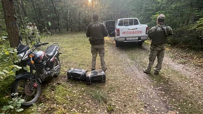 У двох волинян вилучили контрабандні цигарки, які вони намагалися переправити у Польщу У двох волинян вилучили контрабандні цигарки, які вони намагалися переправити у Польщу