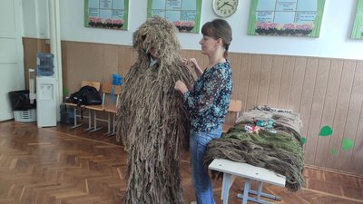 У Тернополі переселенці та вчителі виготовляють "кікімори" для військових У Тернополі переселенці та вчителі виготовляють "кікімори" для військових