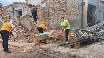 У Лебедині розбирають завали автобази, яку зруйнували росіяни У Лебедині розбирають завали автобази, яку зруйнували росіяни