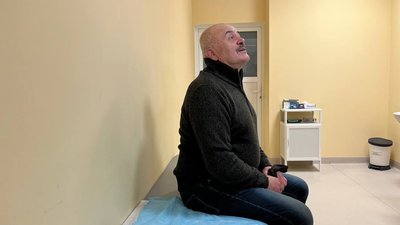 Лікарка Тетяна Костюк оглядає пацієнта Лікарка Тетяна Костюк оглядає пацієнта