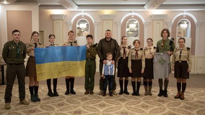 Скаути передали головнокомандувачу ЗСУ Залужному Віфлеємський вогонь миру Скаути передали головнокомандувачу ЗСУ Залужному Віфлеємський вогонь миру