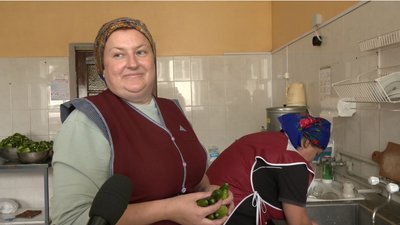 жителька села Дубове Світлана Мороз солить огірки для військових жителька села Дубове Світлана Мороз солить огірки для військових