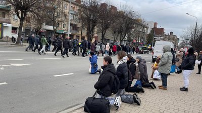 Романа Корнуту проводжали, стоячи на колінах Романа Корнуту проводжали, стоячи на колінах