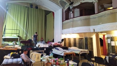 У львівських театрах облаштували волонтерські центри та приймають людей з інших регіонів