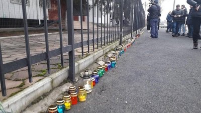 Замість шин у Каховці принесли лампади до поліції