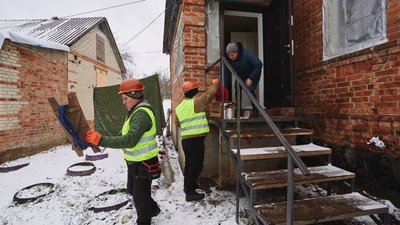 Працівники "Армії відновлення" допомагають жительці пошкодженого будинку