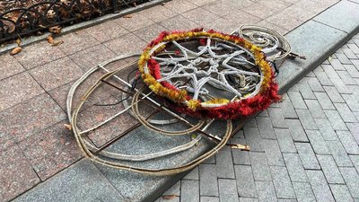 На Приморському бульварі в Одесі встановлюють новорічну ілюмінацію На Приморському бульварі в Одесі встановлюють новорічну ілюмінацію