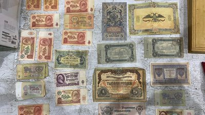 На Одещині чоловік намагався через паромний пункт вивезти старовинні книги та гроші — ДПСУ