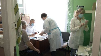Бесіди про підтримку та вакцинація: у місті на Черкащині побувала виїзна бригада медиків