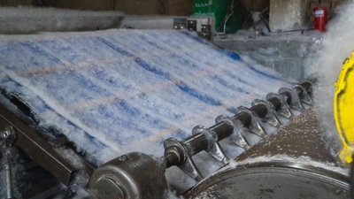 У Дніпрі в одному з цехів виготовляють утеплювачі для військової форми
