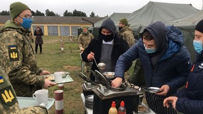 На Львівщині команди військових та ресторанних кухарів змагалися у приготуванні страв