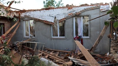 Троє людей поранені через обстріл Дергачів на Харківщині: фото наслідків Троє людей поранені через обстріл Дергачів на Харківщині: фото наслідків