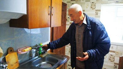 Громада на Вінниччині допомогла провести воду в будинок дітей-переселенців