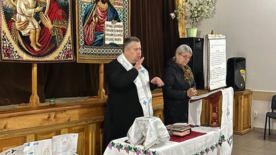 Помічниця