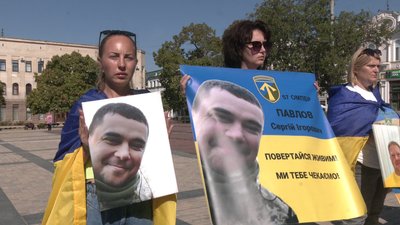 "Хочу обміни замість нового асфальту". У Кропивницькому відбулась акція на підтримку полонених і безвісти зниклих "Хочу обміни замість нового асфальту". У Кропивницькому відбулась акція на підтримку полонених і безвісти зниклих