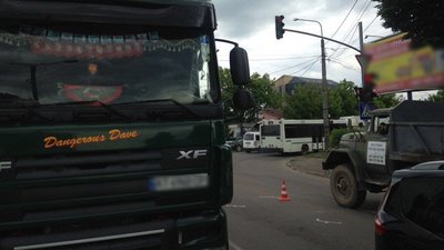 У Франківську вантажівка наїхала на жінку. Її госпіталізували
