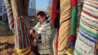 "Одягає" дерева у в'язане графіті. Тетяна Головатчук. СУСПІЛЬНЕ | ЛЮДИ