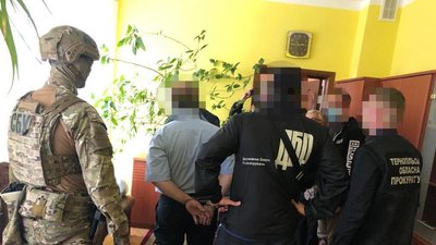У Тернополі затримали керівника державної податкової інспекції на вимаганні 40 тисяч доларів У Тернополі затримали керівника державної податкової інспекції на вимаганні 40 тисяч доларів