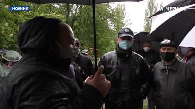 У Чернігові люди протестували проти встановлення підземних сміттєвих контейнерів. РЕПОРТАЖ У Чернігові люди протестували проти встановлення підземних сміттєвих контейнерів. РЕПОРТАЖ