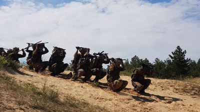 В Олешківських пісках морпіхи завоювали право носити берет кольору морської хвилі В Олешківських пісках морпіхи завоювали право носити берет кольору морської хвилі