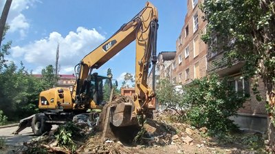 У Миколаєві тривають роботи з вивезення будівельного сміття