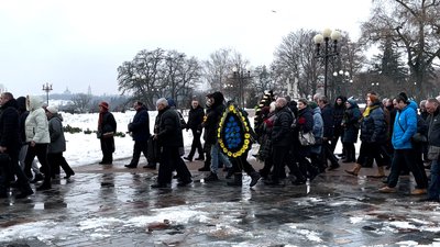 Від пасічника до розвідника: у Чернігові прощалися з Ігорем Сокоринським, який загинув під Бахмутом Від пасічника до розвідника: у Чернігові прощалися з Ігорем Сокоринським, який загинув під Бахмутом
