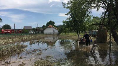 На Львівщині у селі Зарічне ліквідовують наслідки негоди