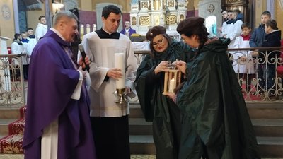 У Чернівці привезли Вифлеємський вогонь миру У Чернівці привезли Вифлеємський вогонь миру