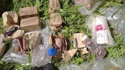 Окупанти знайшли у двох кримчан схованки зі зброєю та нібито українською формою Окупанти знайшли у двох кримчан схованки зі зброєю та нібито українською формою