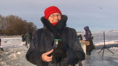 Пірнали, грілися в наметах і їли кашу: як святкували Водохреще у Черкасах Пірнали, грілися в наметах і їли кашу: як святкували Водохреще у Черкасах