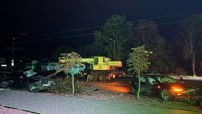 ДТП, аварія, поліція, кримінал, зіштовхнулися авто, в'їхав в опору, комендантська година