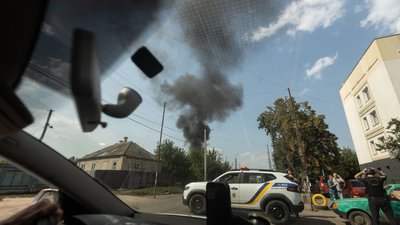 Дим піднімається на містом Слов'янськ після російського удару