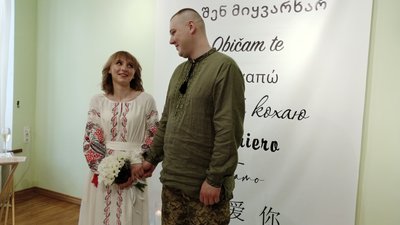 Приїхав з фронту, щоб одружитися – у Житомирі побралися офіцер 95 бригади та працівниця соцслужб Приїхав з фронту, щоб одружитися – у Житомирі побралися офіцер 95 бригади та працівниця соцслужб