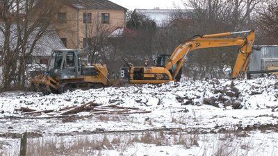 Житель села біля Рівного запевняє, що дитсадок взялись зводити на болоті. У сільраді відповіли