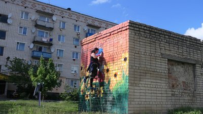 На Сумщині патріотичними малюнками прикрашають господарчі споруди На Сумщині патріотичними малюнками прикрашають господарчі споруди