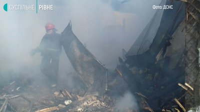 На Рівненщині під час пожежі рятувальники запобігли вибуху газових балонів