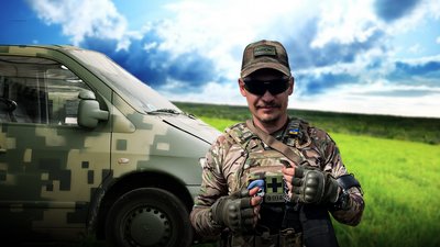 Військовий медик 128-ї бригади Денис вчить бійців надавати меддопомогу за американською методикою