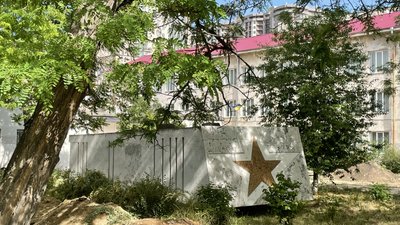 В Одесі демонтували пам'ятник — зенітну гармату, встановлену поруч зі школою, про яку згадувало Міноборони РФ В Одесі демонтували пам'ятник — зенітну гармату, встановлену поруч зі школою, про яку згадувало Міноборони РФ