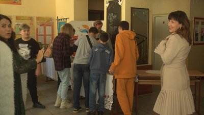Дехто з вчителі не залишився без обновки - дизайнерського пальто, пошитого колегою.