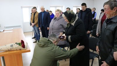 Орден "За мужність" вручили матері Романа Горбатюка на Хмельниччині