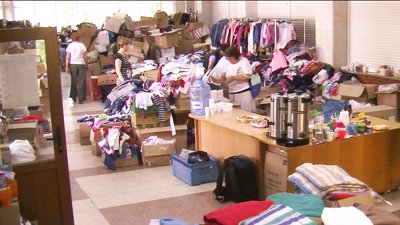 В одному з луцьких гуманітарних пунктів дорослим допомагають діти-волонтери В одному з луцьких гуманітарних пунктів дорослим допомагають діти-волонтери
